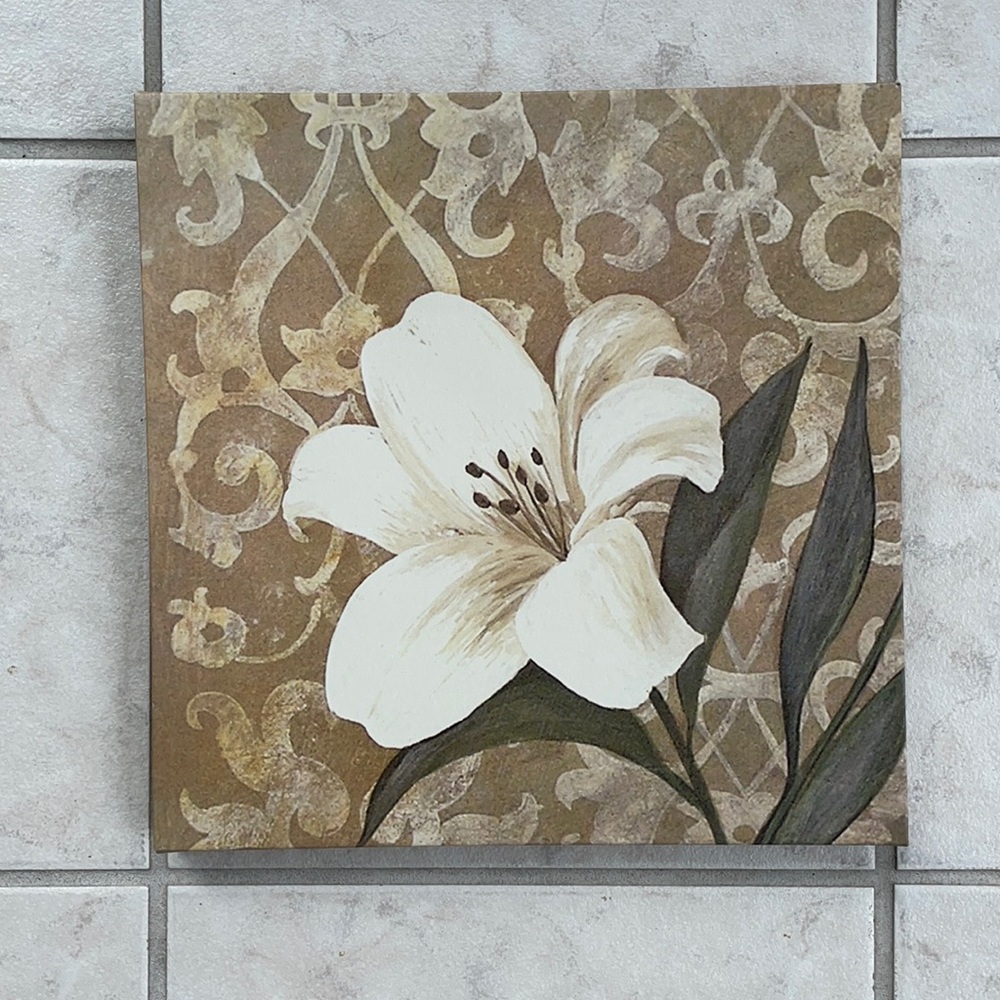 Lily canvas wall decor